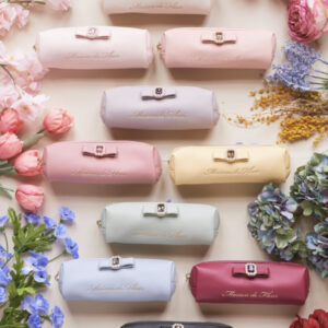 日本Maison de FLEUR 珍珠立體蝴蝶結長形收納包 パールビジュー合皮リボンロングポーチ
